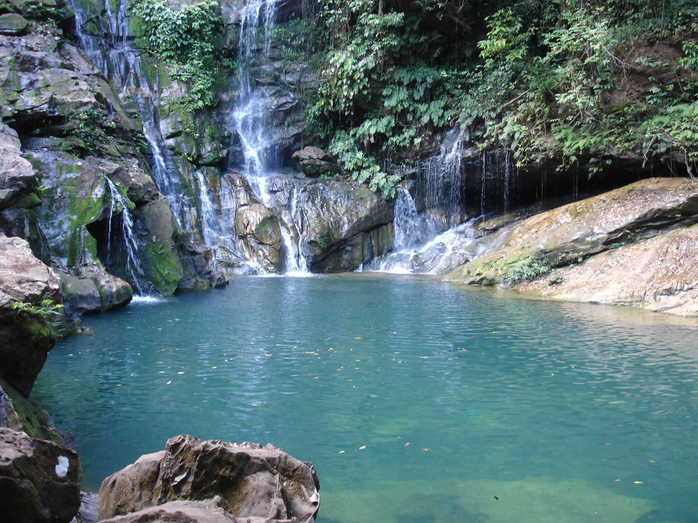 Descubra o Paraíso Subaquático: Poço Azul 