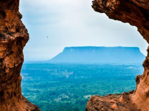 Avaliações geotécnicas do SGB identificam riscos na Chapada das Mesas, recomendando melhorias para a segurança dos turistas e preservação ambiental.